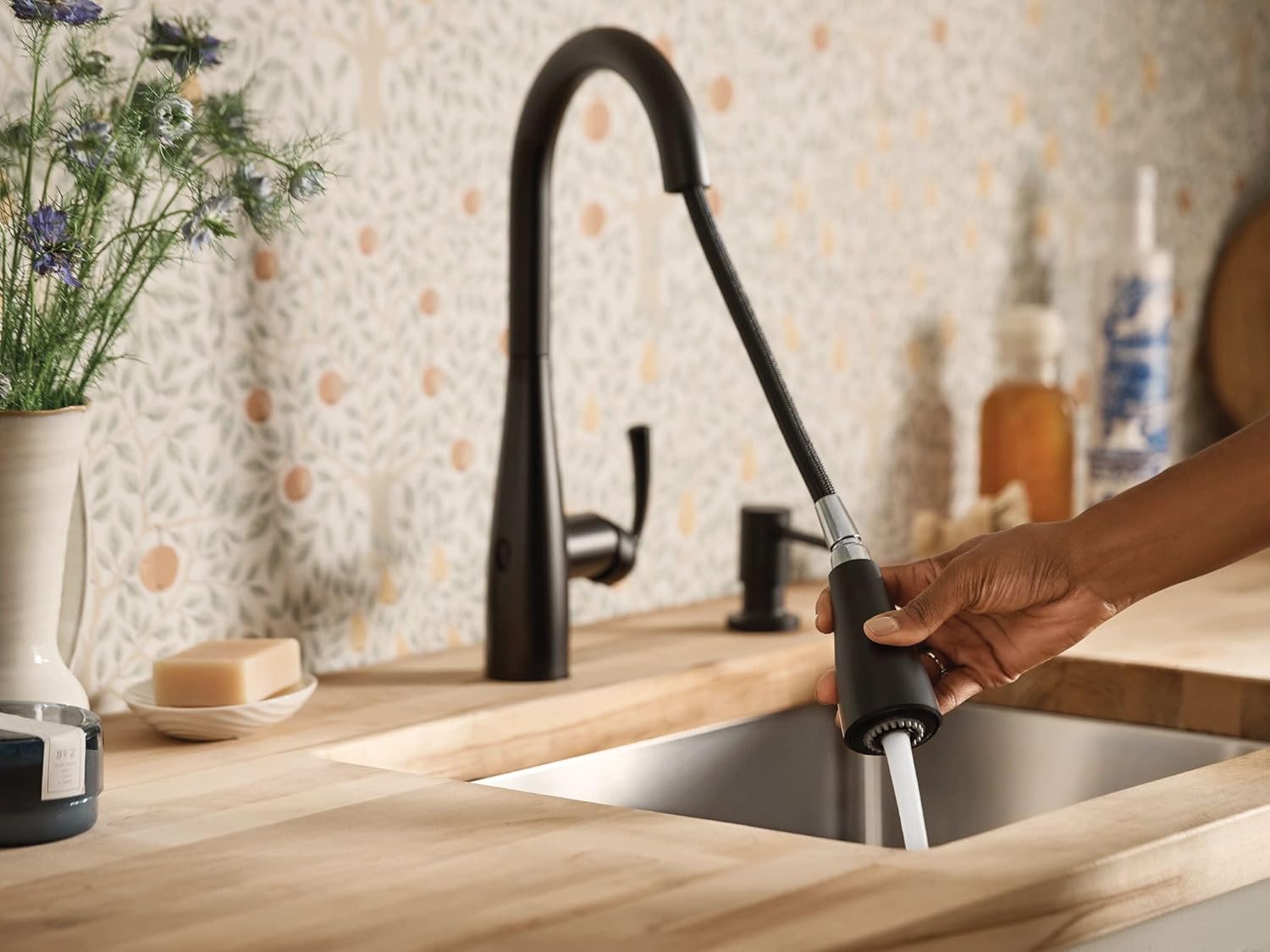 Moen Essie Matte Black MotionSense Wave One-Handle Touchless Kitchen Faucet with Pulldown Sprayer and Soap Dispenser, 87014EWBL - Image 5